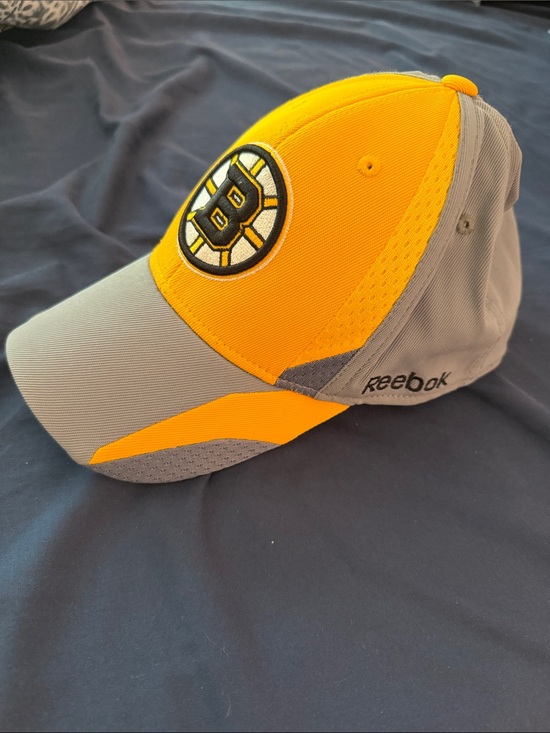 Reebok Other - Reebok Yellow and Gray Boston Bruins Logo Cap